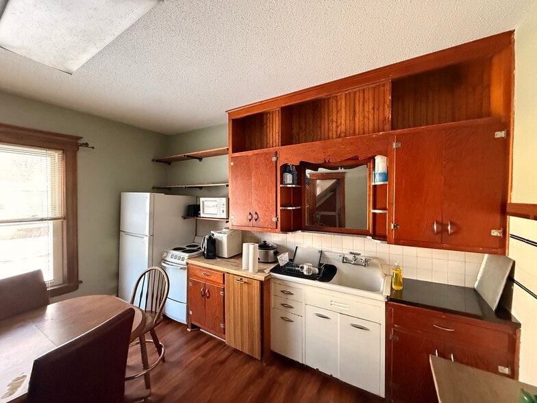 Kitchen - 309 E 1st St