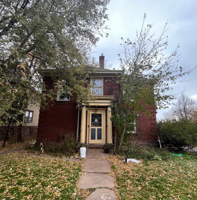 Primary Photo - 2002 E 1st St