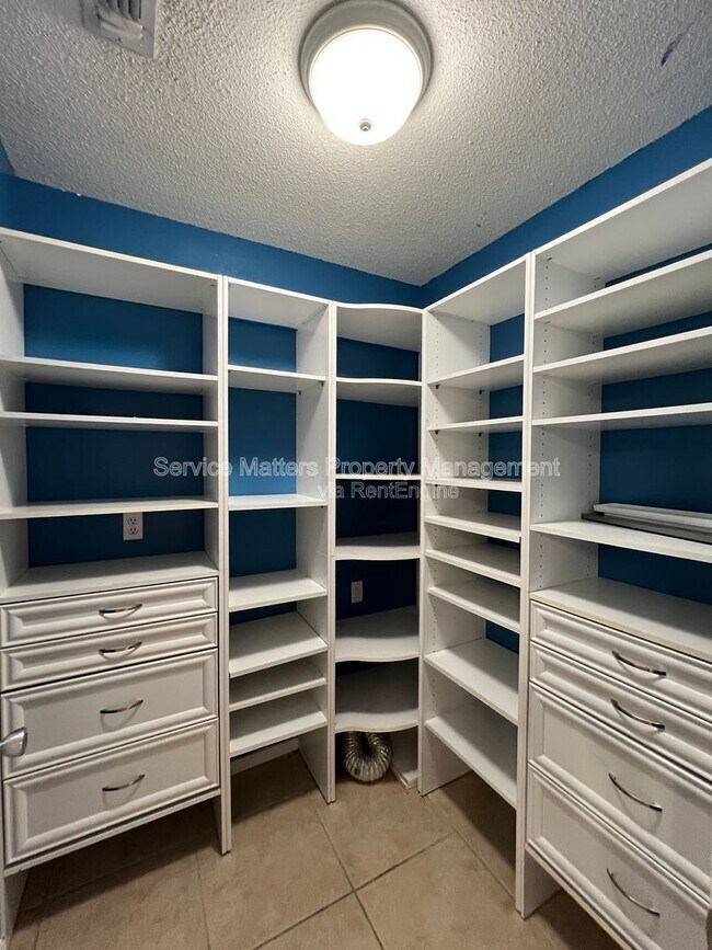 Building Photo - 5784 Twisted Oak Ct