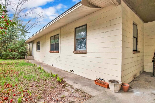 Building Photo - 2802 W Gonzalez St