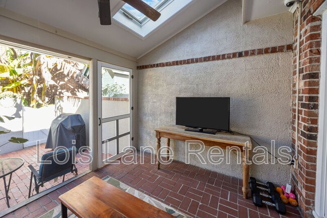 Building Photo - 164 Queen St