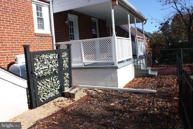 Building Photo - 423 Happy Creek Rd