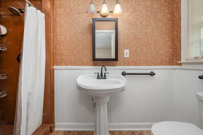 Building Photo - Beautiful Brick Ranch Home in Franklin
