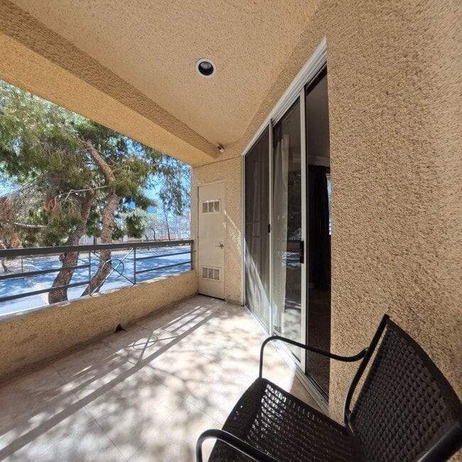 Building Photo - 220 E Flamingo Rd