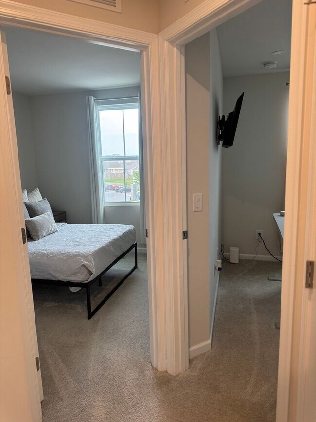 Building Photo - Furnished or Unfurnished Townhome