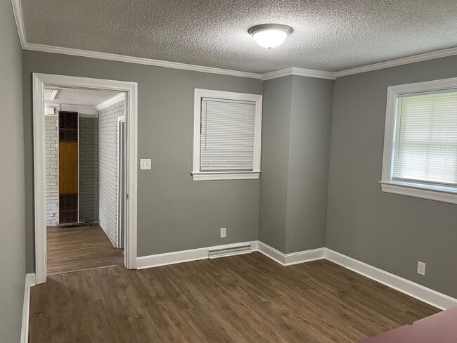 Building Photo - 3 BED, 1 BATH BRICK HOME IN RANDLEMAN!