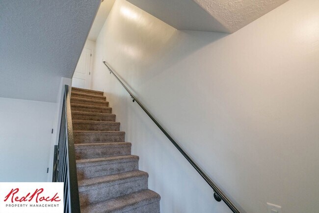 Building Photo - 3 Bedroom Townhome Near Freeway & Shopping