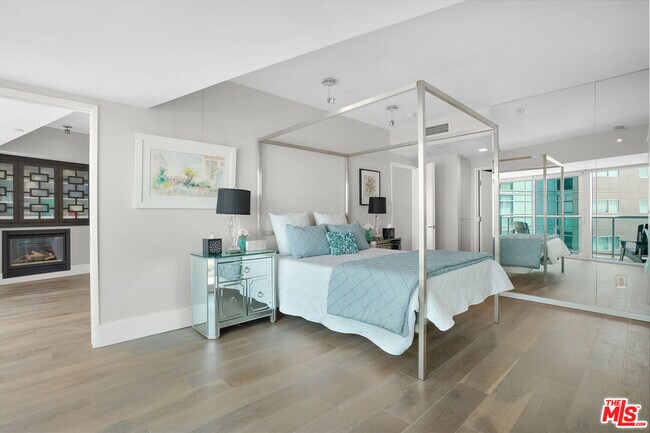 Building Photo - 13600 Marina Pointe Dr