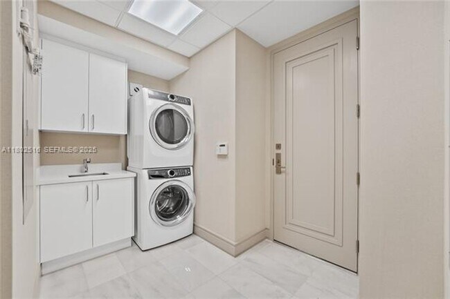 Building Photo - 17901 Collins Ave