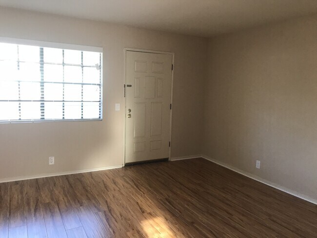 Building Photo - Adorable studio in desirable Burbank area!