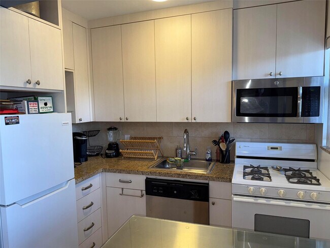 Building Photo - 321 Wilson St