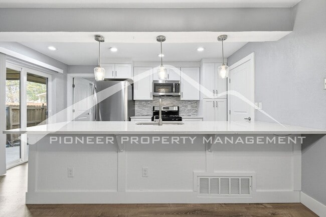 Building Photo - Gorgeous Condo with Washer/Dryer and Central AC