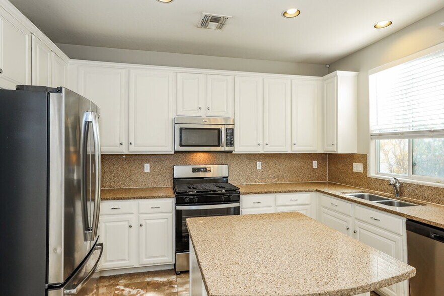 Building Photo - 1303 E Julian Dr