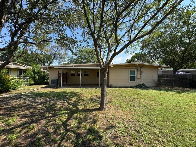 Building Photo - Welcome to this charming 3-bedroom, 1.5-bathroom home with easy access to FT. SAM, BAMC, RANDOLPH...