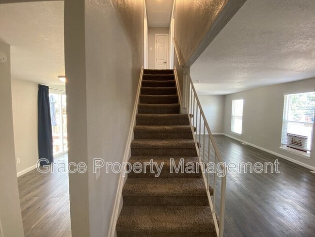 Building Photo - 9371 Bellaire Dr