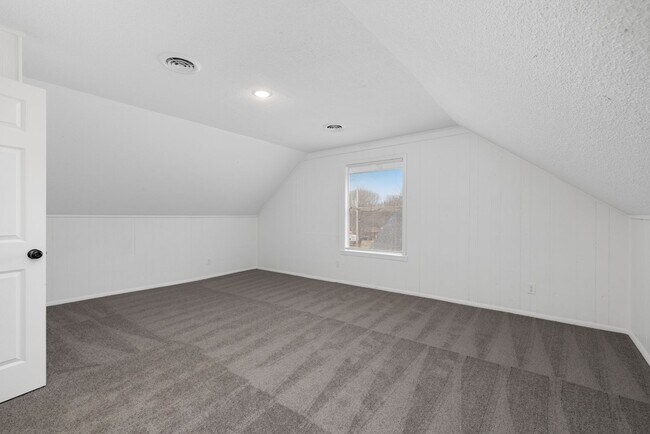 Building Photo - 5 bedroom 3 bath in Covington recently renovated just off the town square