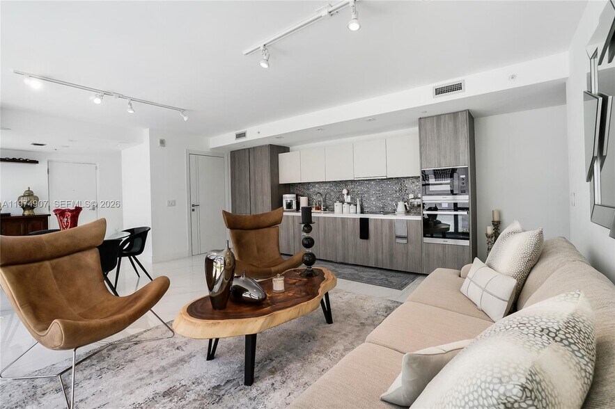 Building Photo - 2900 NE 7th Ave