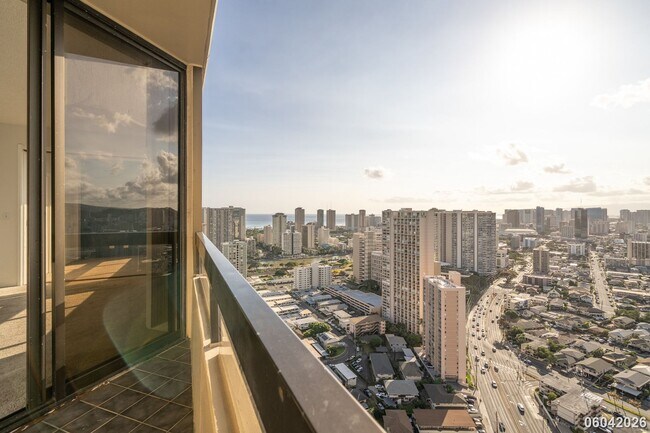 Building Photo - Luxury High-Rise Living on the 38th Floor