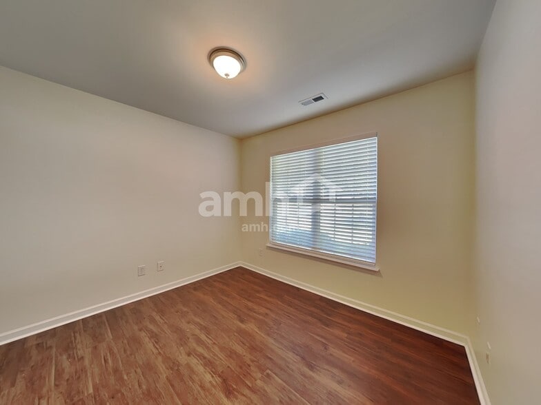 Building Photo - 706 Walnut Crossing Dr