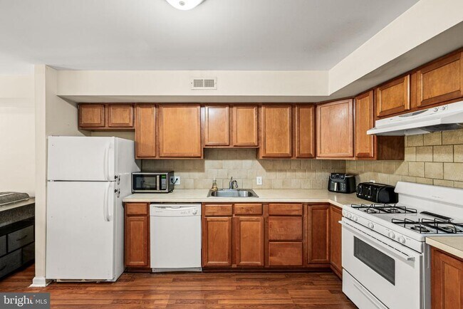 Building Photo - 1240 S 45th St