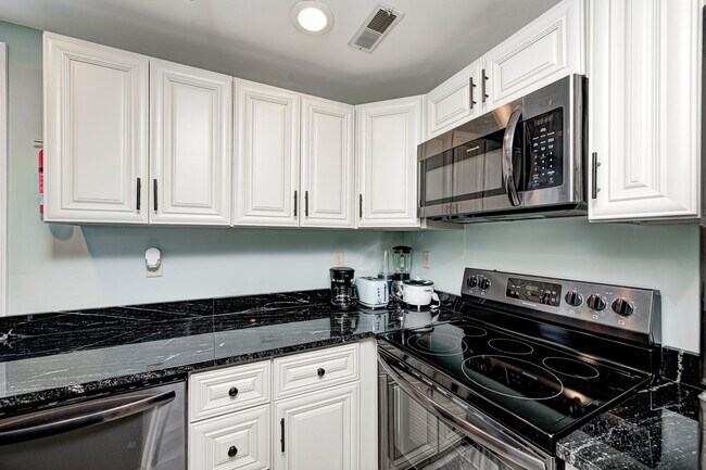 Building Photo - FULLY FURNISHED - Move in ready 1 bed & 1 ...