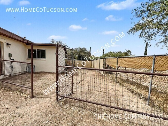 Building Photo - 2320 W Calle Grato