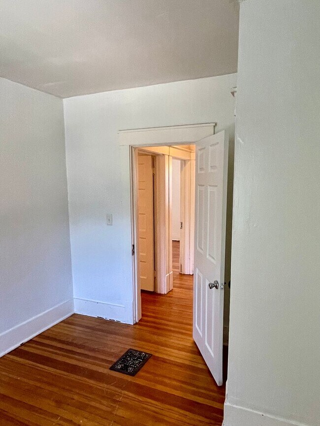 Building Photo - Beautiful & Spacious 3 Bedroom Townhome in...