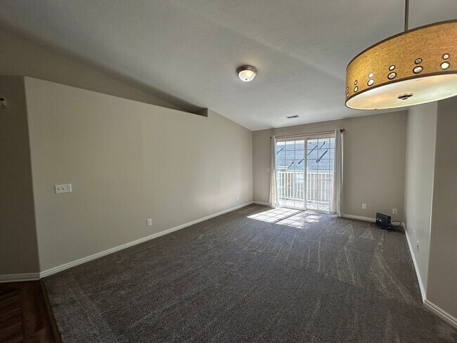 Building Photo - Top Floor Condo in great location!