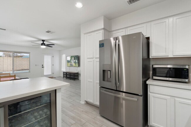 Building Photo - 13682 W Desert Flower Dr