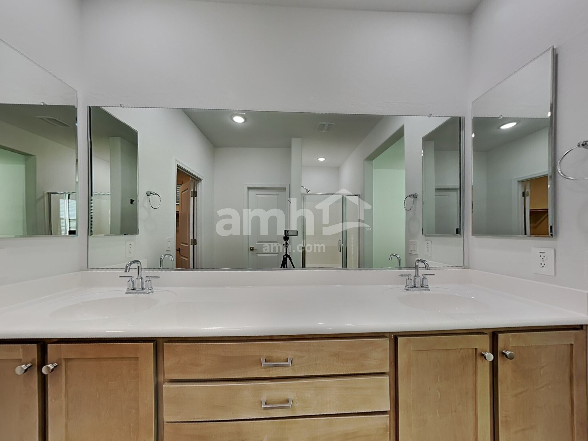 Building Photo - 781 S 150th Dr