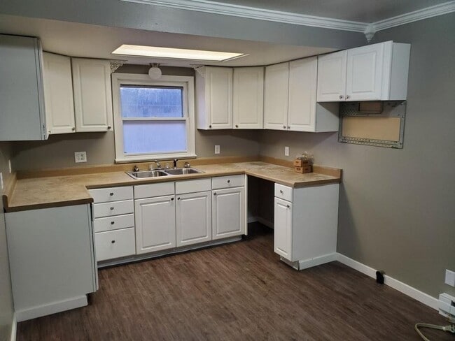 Building Photo - 3 bedroom 2 bath home