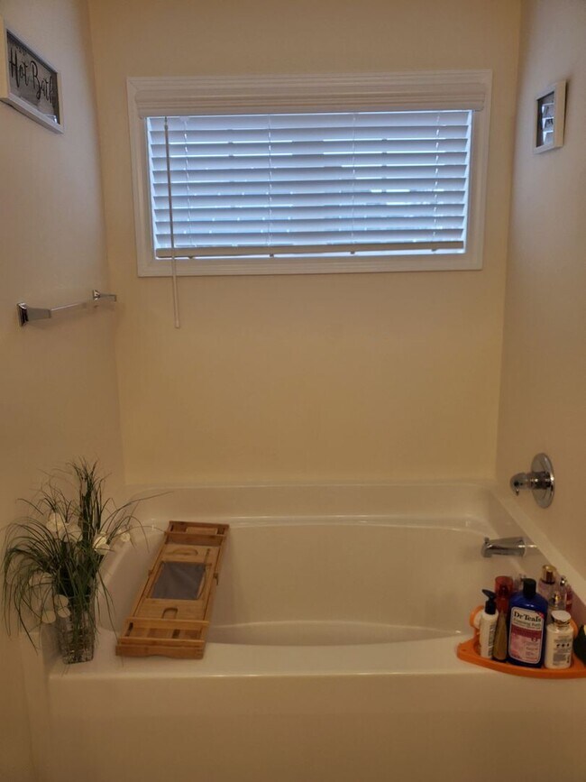 Building Photo - 4 bd/ 2.5 ba located MINUTES from Fort Bragg! Quiet Neighborhood!