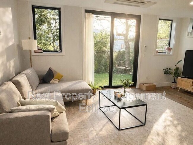 Building Photo - 2528 27th Ave W