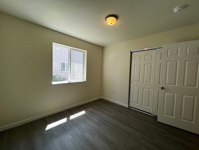 Building Photo - 713 N 6th Ave