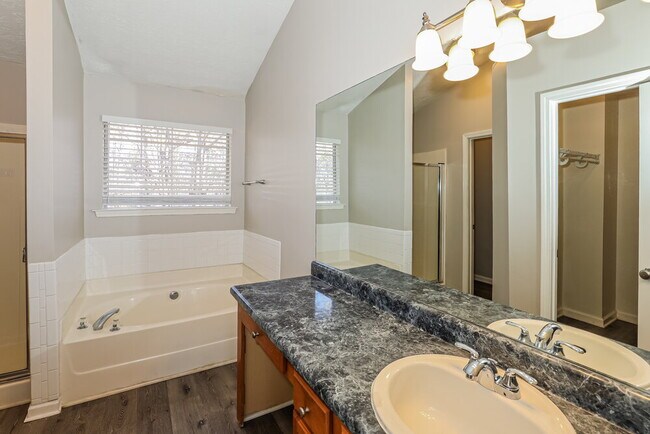 Building Photo - 587 Rosewood Cir