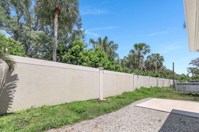 Building Photo - Relaxation & Recreation Await in This Napl...