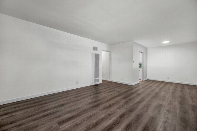 Building Photo - Large 1 bedroom with new floors!