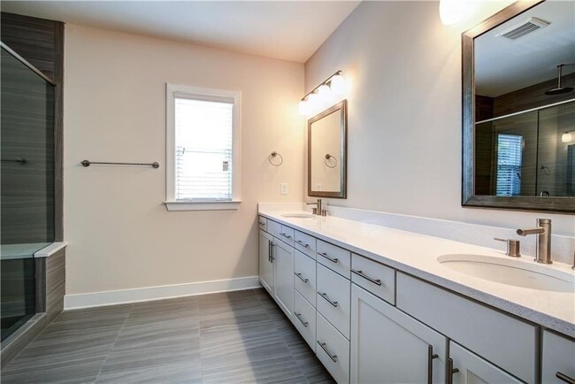 Building Photo - 827 Stone Ridge Ln NE