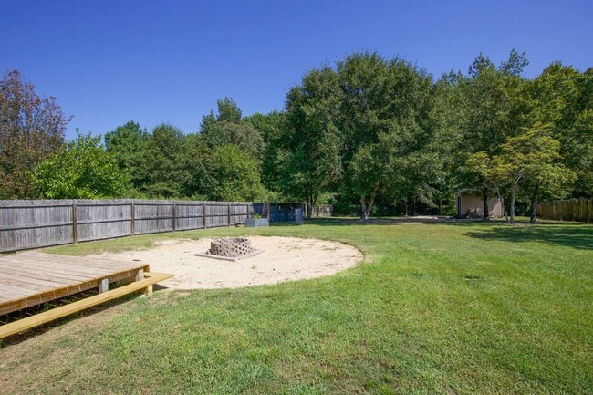 Building Photo - Adorable 3 bedroom 2 bath + Bonus in Raeford