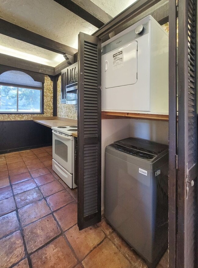 Building Photo - Ground Floor Unit at The Pleasanton! - 2BR...