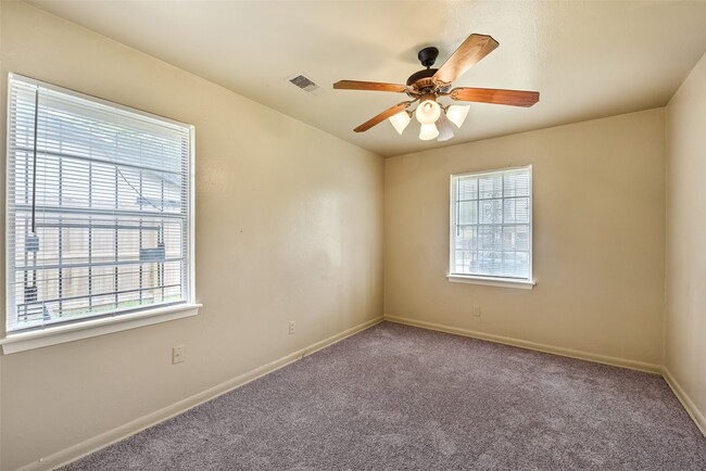 Building Photo - 5503 S Acres Dr