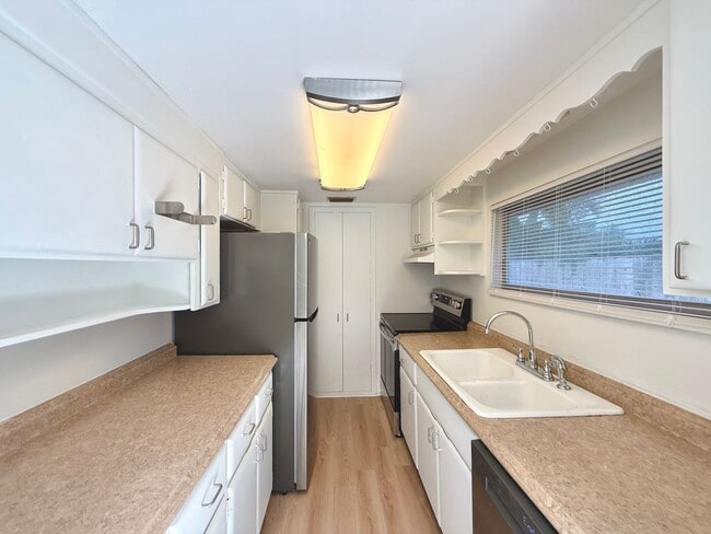 Building Photo - 2 Bedroom Home - Close to Siesta Key! Pet ...