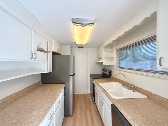 Building Photo - Close to Siesta Key Beach! 2 Bedroom Home