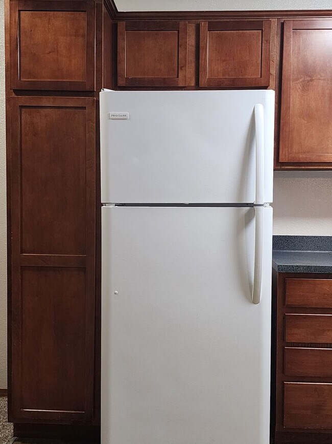 Building Photo - 1ST  FULL  MONTH'S  RENT  FREE   Pet-friendly Townhouse Near Parks and Downtown Newberg