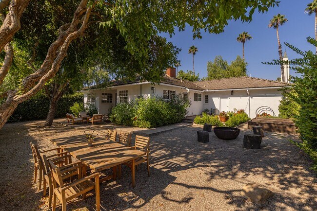 Building Photo - Downtown cottage