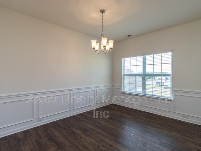 Building Photo - 4831 Birchcrest Ln