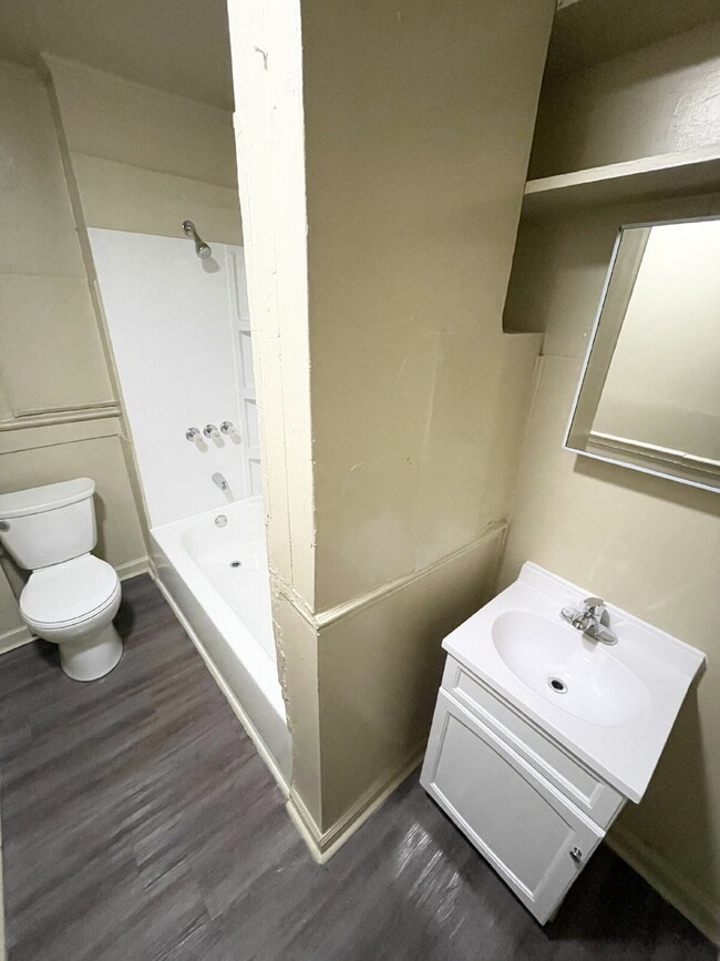 Building Photo - 4 Bedroom Home with covered front porch