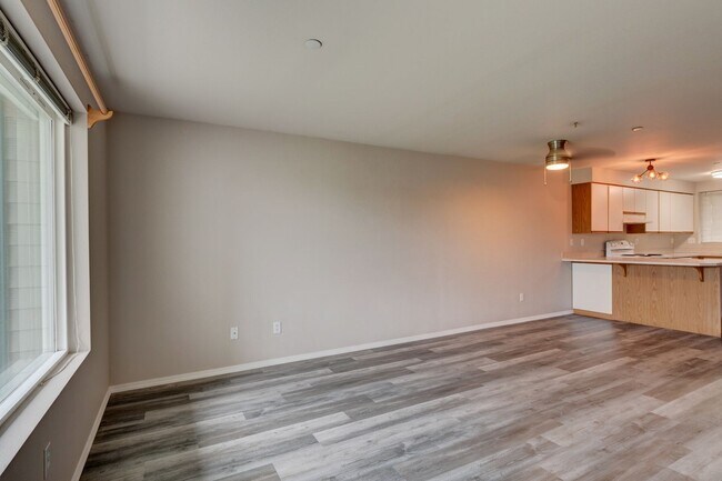 Building Photo - Three bedroom Two bath Condo at Point of V...