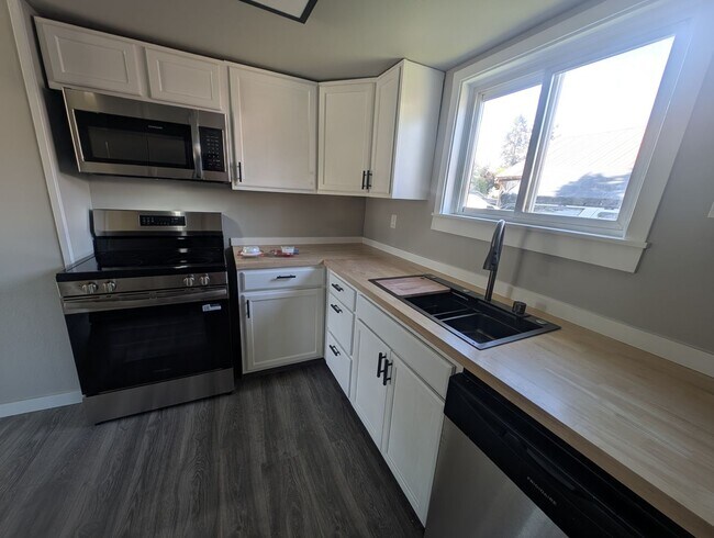 Building Photo - Remodeled 2 Bedroom Home – Water & Sewer Included