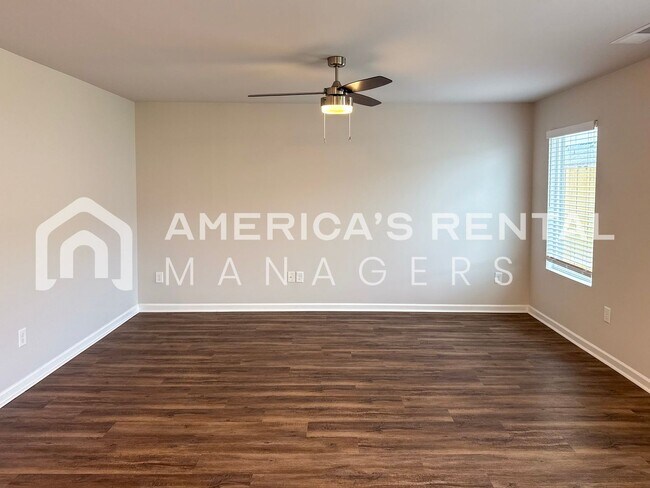 Building Photo - Escape to Lakeside Living in Lincoln! Available to View Now!!!